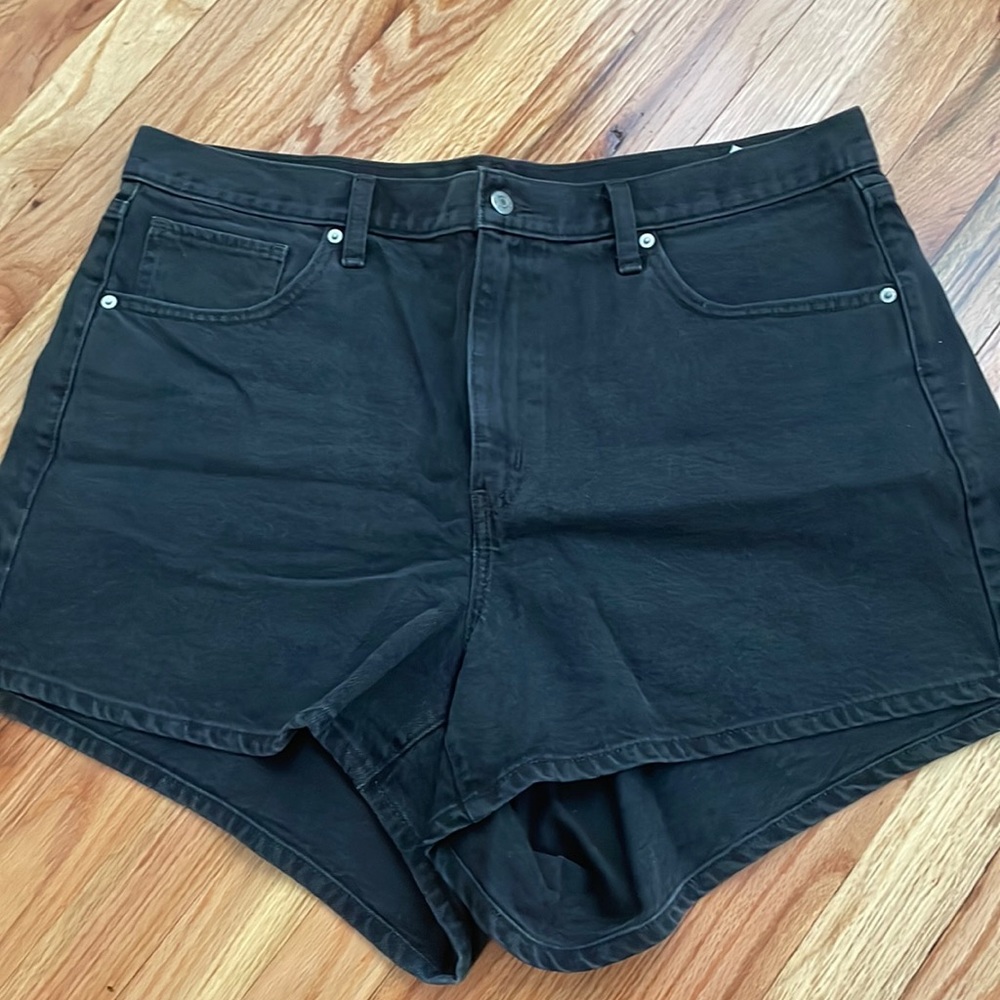 Plus Levi’s High Waisted Mom Shorts